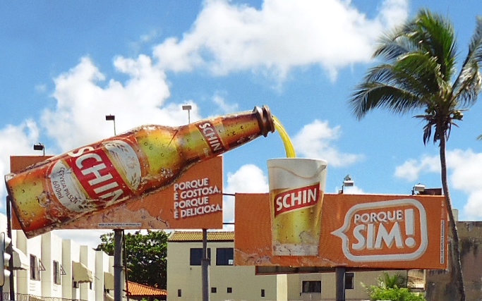 Schin lança outdoor realista que integra a campanha “Porque Sim!”