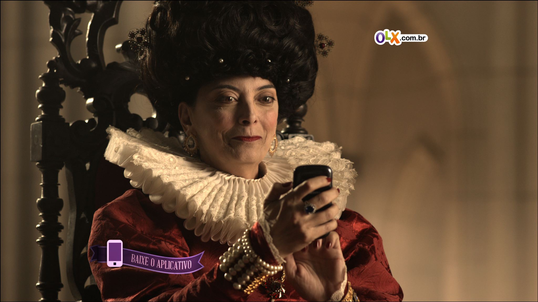 Campanha da OLX tem rainha consumista como protagonista