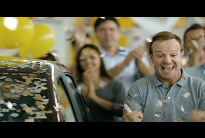 Rubens Barrichello estrela filme para divulgar promoção “Girou, Ligou, Ganhou” da Renault