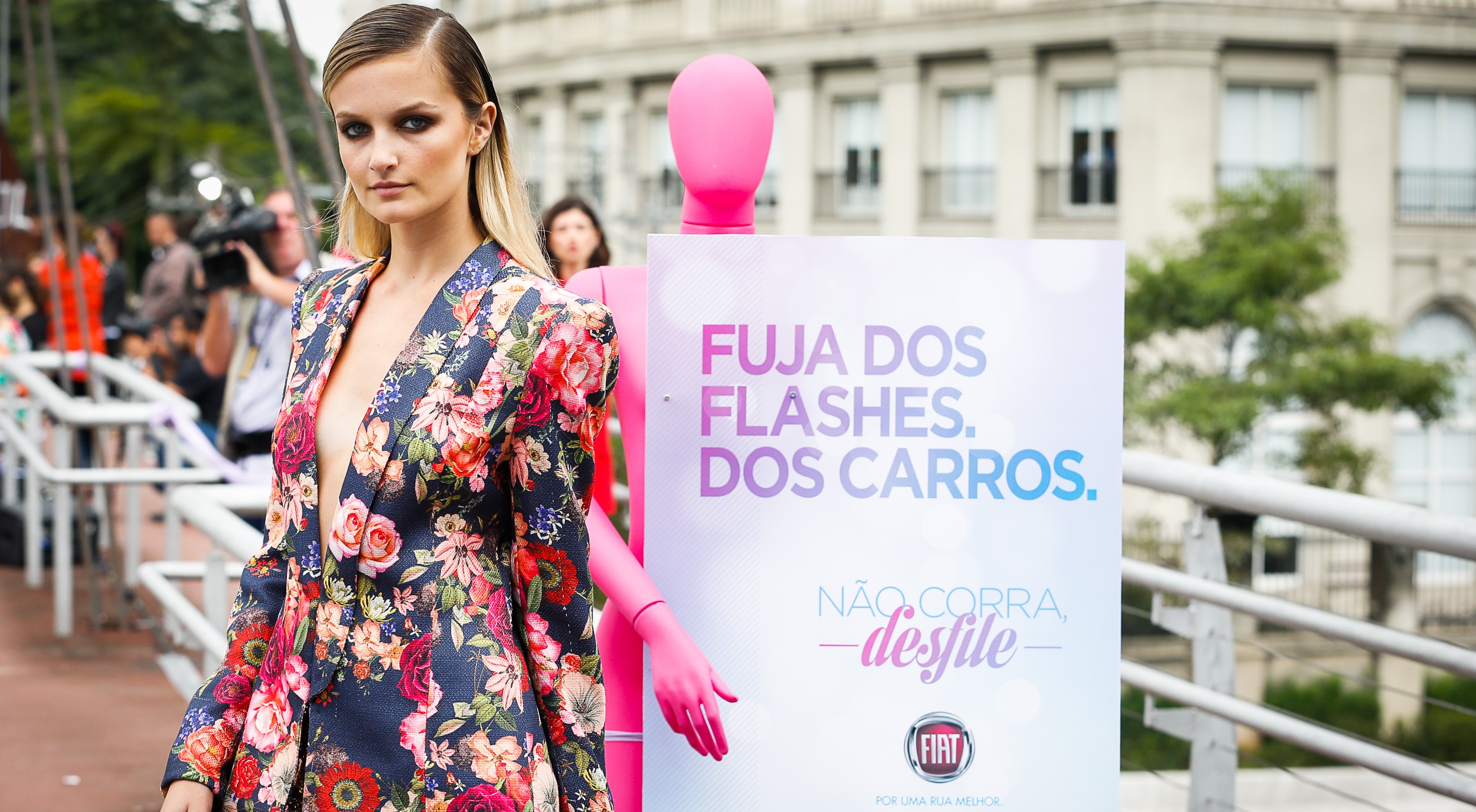 Fiat realiza desfile de moda em uma passarela de pedestre em São Paulo