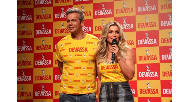 Flávia Alessandra e Otaviano Costa são os anfitriões do Camarote Devassa 2015