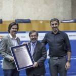 Bernardo-Castello-Branco-(esq),-presidente-ABRADi-SP-recebe-reprodução-do-Diário-Oficial-com-Lei-#404DigitalDay-do-Vereador-Marco-Aurélio-Cunha-e-de-Alexandre-Suguimoto,-vice-presidente2