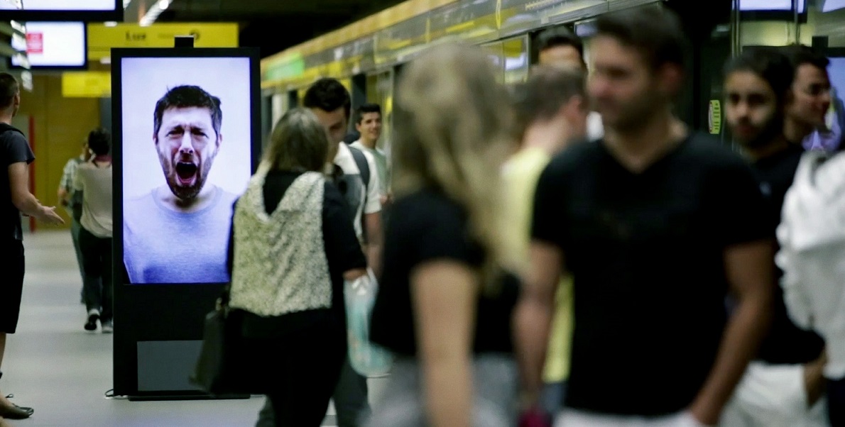 Epidemia de bocejos em ação do Café Pelé no metrô