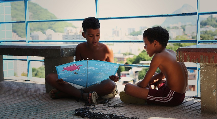 Instituto Pró-Livro leva literatura brasileira aos céus do Morro Santa Marta