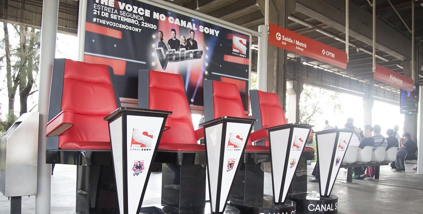 Canal Sony promove The Voice com ações nas redes sociais e estações de trem