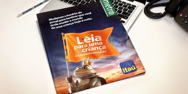 Itaú promove ação com Metro e distribui jornal à noite