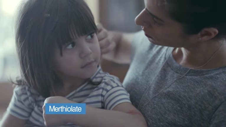 Merthiolate retrata cuidado entre mães e filhos