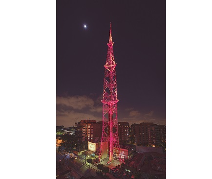 Transamérica apoia “Outubro Rosa” com iluminação de torre de transmissão
