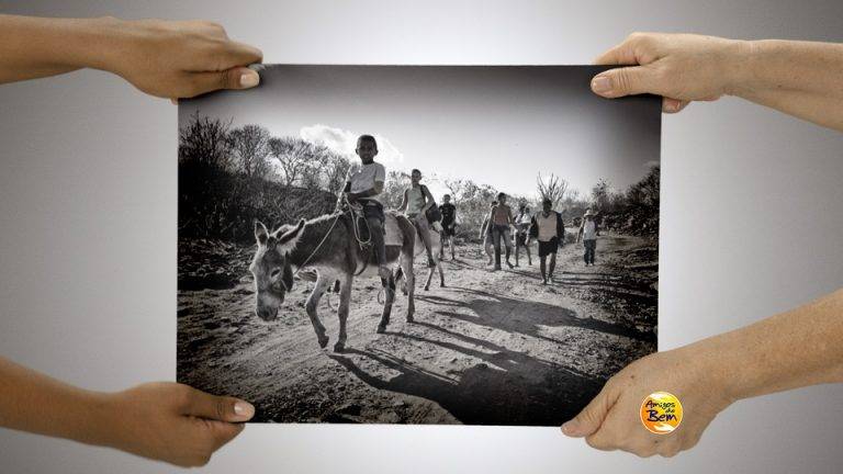 Claudia Leitte estrela campanha do Amigos do Bem