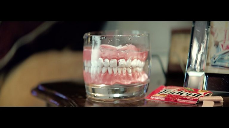 Dentaduras cantam em novo comercial da Trident