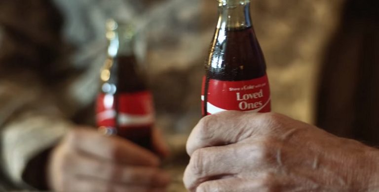Coca-Cola usa rótulos personalizados para comunicar notícias emocionantes