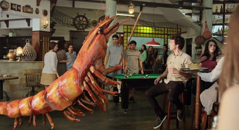 Eno mostra briga entre homem e camarão gigante em campanha