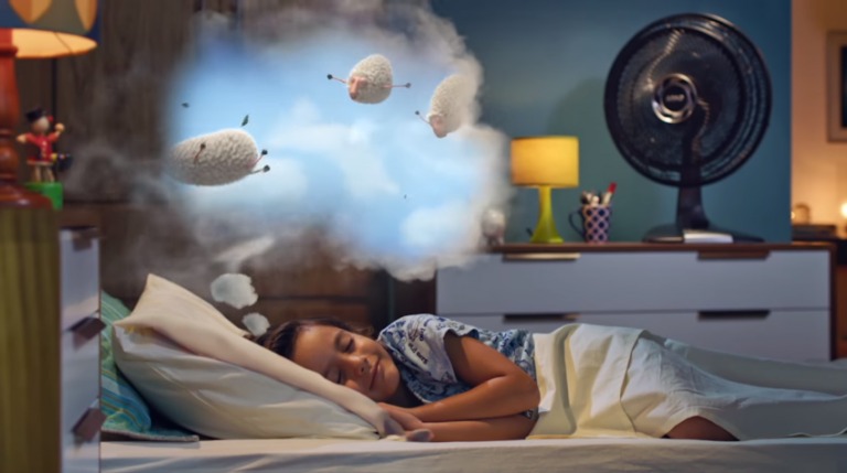 Diante do calor, Arno mostra que é possível dormir nas nuvens