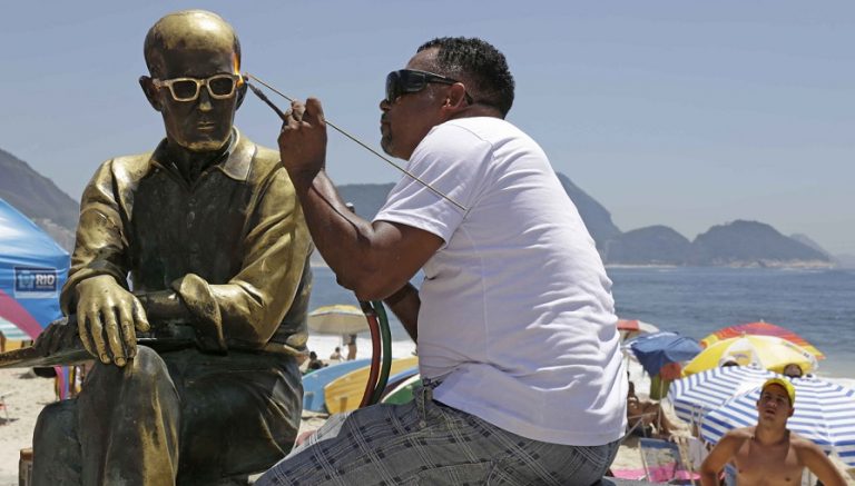 Essilor/Varilux promove a doação de 100 livros do Drummond em Copacabana