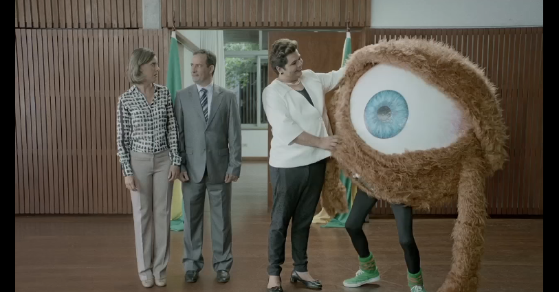 Ultrafarma traz personagem “Olho” com a presidenta em novo comercial
