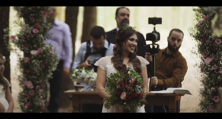 Nissan March ajuda noiva a chegar antes do noivo no altar