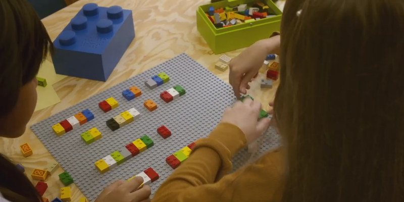 Lew’Lara/TBWA cria peças de blocos de montar adaptadas para o alfabeto Braille