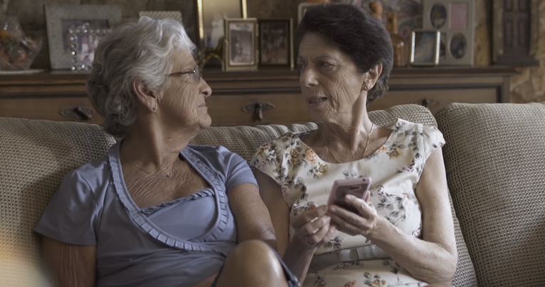 Itaú destaca facilidades do mundo digital com desafio para idosas