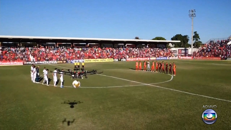 Em ação criada pela Fischer, drone entrega bola na final do Campeonato Paulista