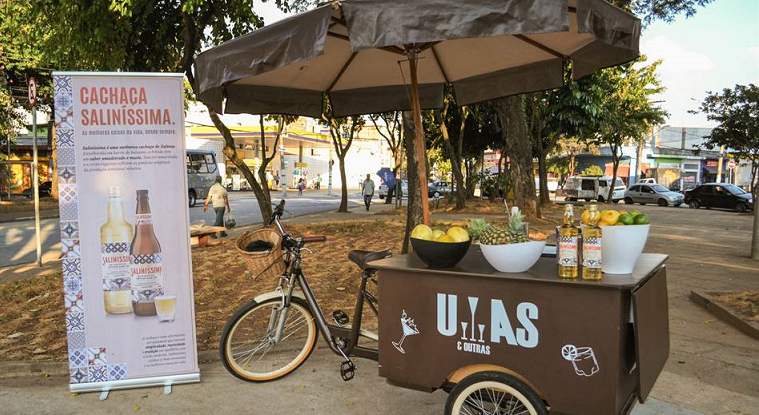 Natique aposta em ação com food bike para lançamento da cachaça Saliníssima
