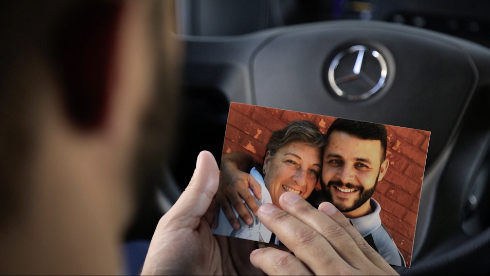 Mercedes-Benz homenageia a relação entre mãe e filho caminhoneiro