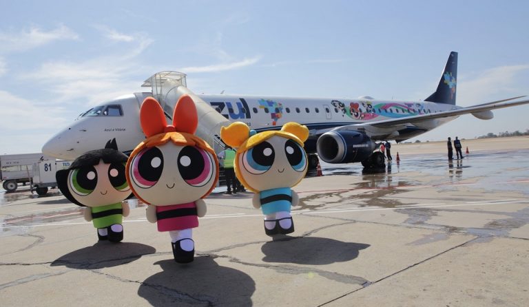 Cartoon Network personaliza aeronave da Azul com As Meninas Superpoderosas