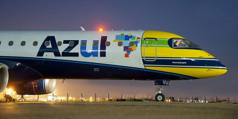 Avião da Azul com as cores do capacete de Ayrton Senna desembarca no Rio de Janeiro