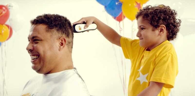 Ronaldo Fenômeno raspa cabelo em apoio ao McDia Feliz