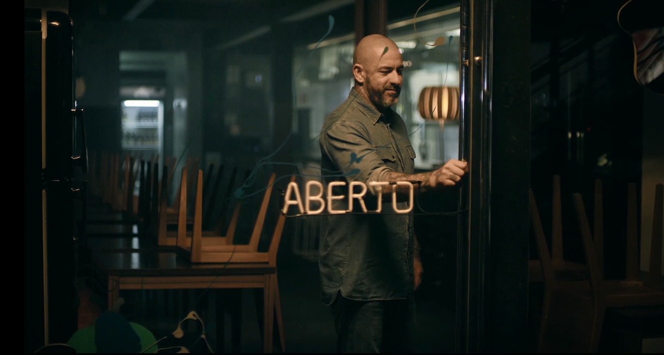 Henrique Fogaça promove Rap 10 em campanha criada pela Africa Zero