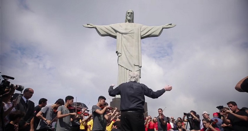 Mastercard realiza flash mob com músicos aos pés do Cristo Redentor