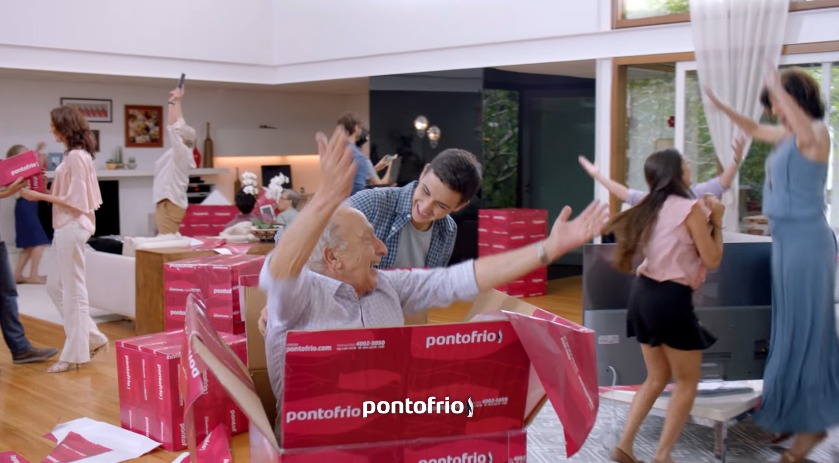 Pontofrio celebra Natal com Mannequin Challenge