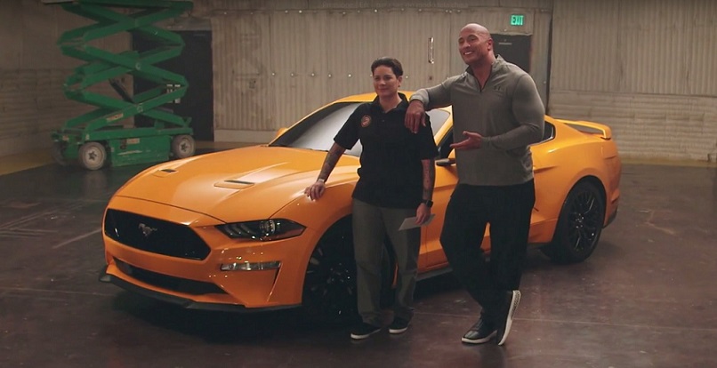 Ford lança novo Mustang 2018 em ação com Dwayne Johnson
