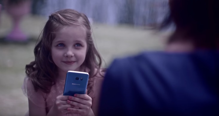 “Deixe o azul surpreender você”: campanha da Samsung mostra que cores não definem gênero