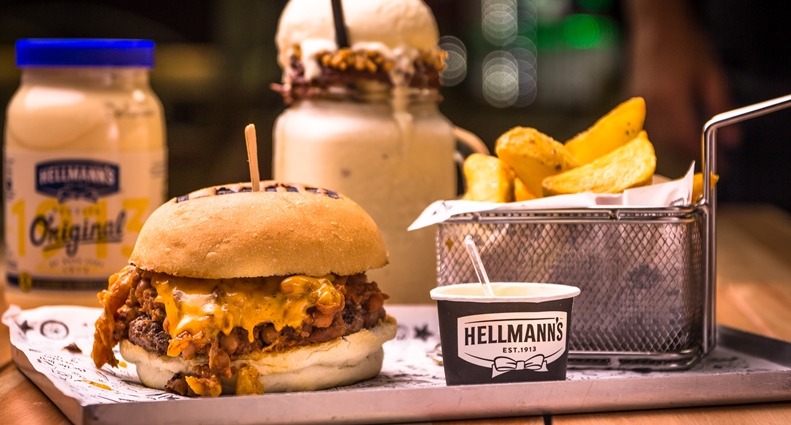 Hellmann’s cria hambúrgueres inspirados nos times da final do campeonato de futebol americano