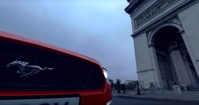 Ford Mustang acelera nas ruas de Paris em releitura do filme “C’était un Rendez-Vous”