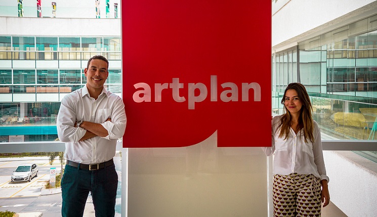 Artplan contrata para a área de planejamento e promove na área de operações no Rio