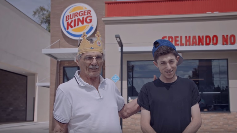 Idosos visitam o Burger King pela primeira vez e experimentam o King Senior