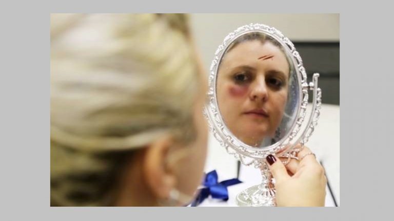 Espelho do Estadão reflete violência contra a mulher para promover o Brief Desafio