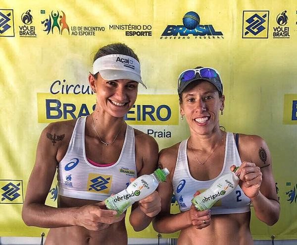 Água de coco Obrigado patrocina dupla feminina do vôlei de praia