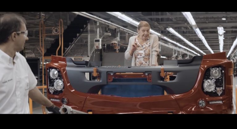 Mãe de caminhoneiro “fiscaliza” produção do Mercedes-Benz Actros