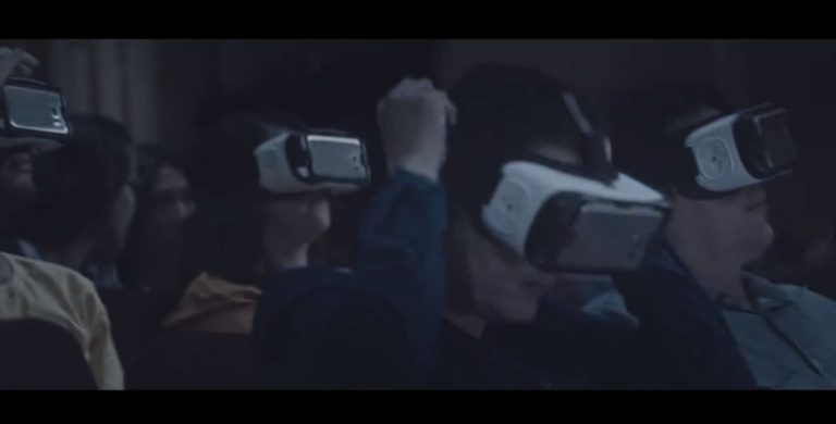 Samsung disponibiliza óculos de realidade virtual para deficientes auditivos assistirem peça de teatro