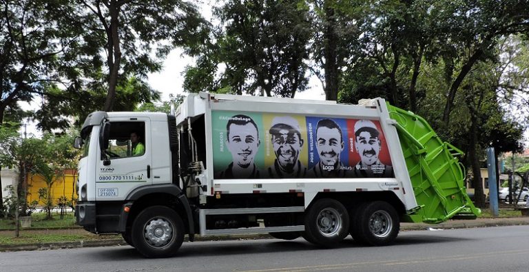 Ação da Loga estampa rostos de funcionários nos caminhões de lixo