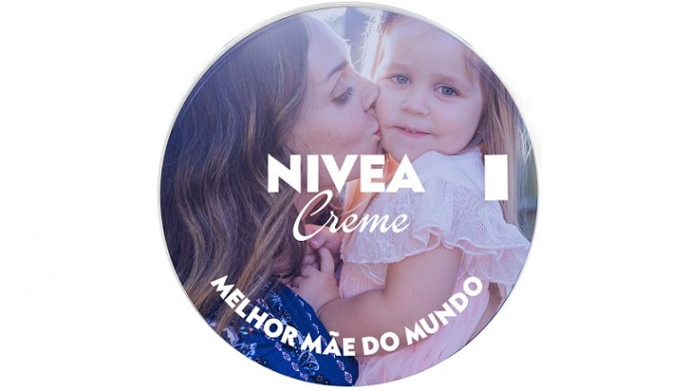 Nivea personaliza latinha azul com fotos de consumidores em ação para Dia das Mães