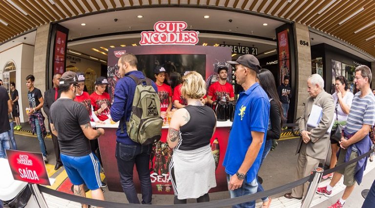 Cup Noodles promove degustação na Avenida Paulista