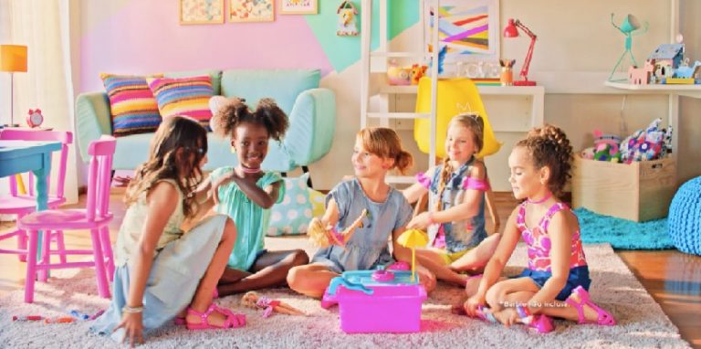 Grendene Kids aposta em pool party para nova coleção da sandália da Barbie