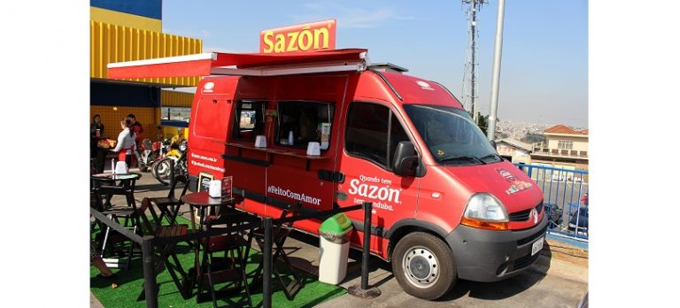 Campanha “Quando tem Sazón, tem sanduba” distribui sanduíches em supermercados do interior de São Paulo
