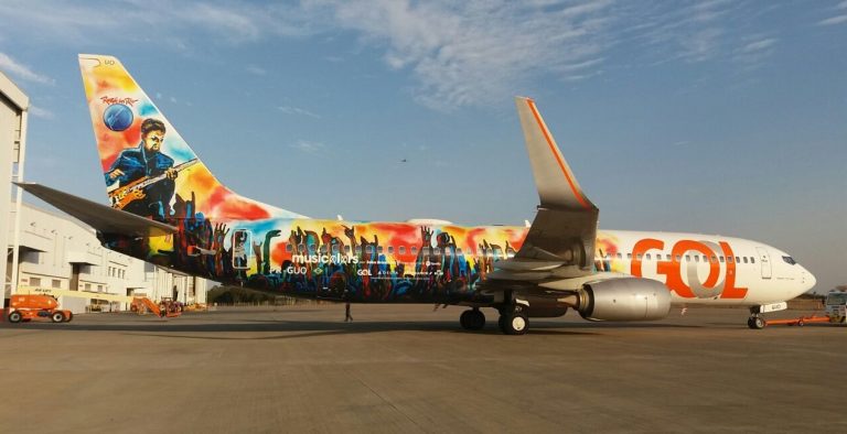 Aeronave ganha arte inspirada em músicas do Rock in Rio