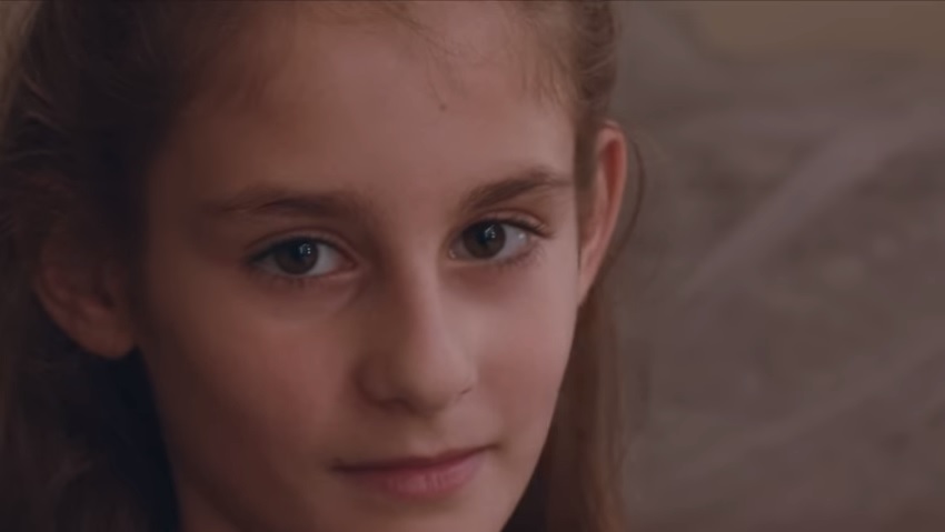 Avon lança documentário sobre a importância de elogiar meninas além da aparência