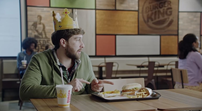 Burger King brinca com amigo imaginário em nova campanha ‘King em Dobro’