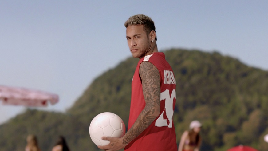 Neymar Jr. protagoniza nova campanha da cerveja Proibida